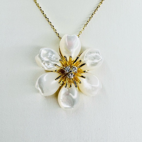 Elegant Mother of Pearl Flower Set in Sterling Silver and 18K Gold - Picture 3 of 6